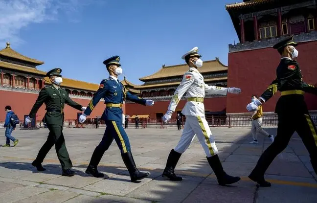 (ویدئو) صحنه ای هایی حیرت انگیز و تماشایی از احترام متقابل نظامیان و کودکان در چین