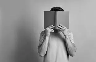 5 کتاب برای افرادی کم‌رو که نمی‌خواهند به عیددیدنی بروند