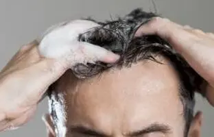 اشتباهات رایج همه ما موقع شستن مو در حمام