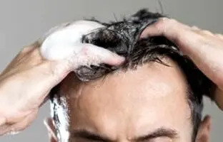 اشتباهات رایج همه ما موقع شستن مو در حمام