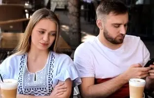 6نشانه مردی که با شما رابطه برقرار می‌کند اما هرگز تعهد نمی‌دهد