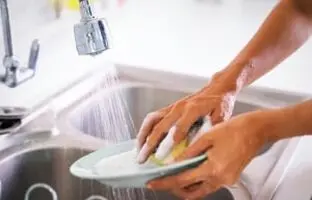 اشتباهات رایجی که هنگام ظرف شستن مرتکب میشیم