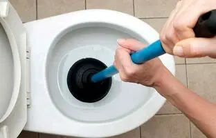 (ویدئو) نحوه ساخت یک ابزار ساده برای رفع گرفتگی توالت