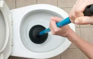 (ویدئو) نحوه ساخت یک ابزار ساده برای رفع گرفتگی توالت