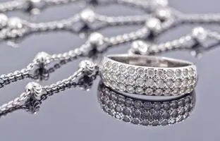 بهترین روش های خانگی و طبیعی برای تمیز و براق کردن جواهرات نقره
