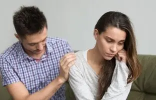 آقای گرامی! نیازهای عاطفی همسرت را در دوران پریود درک کن!