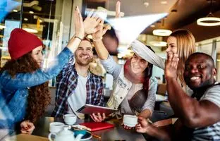 ۵ اپلیکیشن کاربردی برای آشنایی با افراد جدید هنگام سفر به خارج از کشور