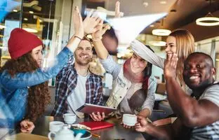 ۵ اپلیکیشن کاربردی برای آشنایی با افراد جدید هنگام سفر به خارج از کشور