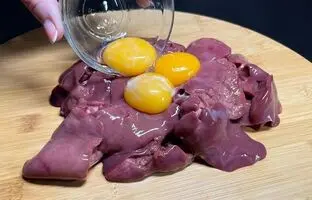 (ویدئو) نحوه پخت یک غذای آلمانی 90 هزار تومانی با 500 گرم جگر مرغ و سه تخم مرغ