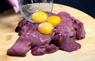 (ویدئو) نحوه پخت یک غذای آلمانی 90 هزار تومانی با 500 گرم جگر مرغ و سه تخم مرغ