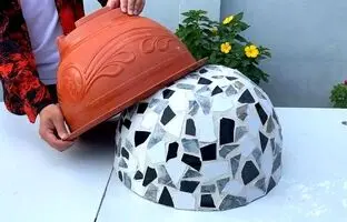 (ویدئو) یک روش کم هزینه و ساده برای ساخت گلدان با سیمان و کاشی شکسته