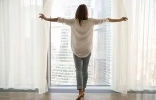 اگه مشغول خونه تکونی هستی و می‌خوای پرده‌های سفیدت برق بزنن بیا اینجا!
