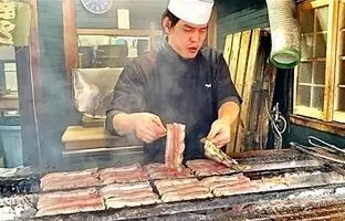 (ویدئو) غذای خیابانی در ژاپن؛ برش و کباب کردن 3 هزار مارماهی توسط یک آشپز مشهور