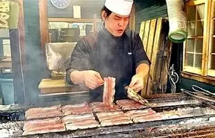 (ویدئو) غذای خیابانی در ژاپن؛ برش و کباب کردن 3 هزار مارماهی توسط یک آشپز مشهور