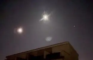 (ویدئو) درخششی تماشایی در آسمان برلین مردم غافلگیر کرد