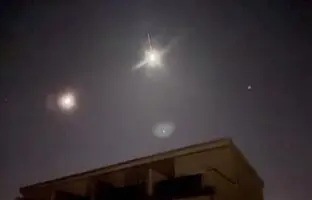 (ویدئو) درخششی تماشایی در آسمان برلین مردم غافلگیر کرد