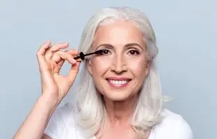 ترفندهای آرایشی جوان تر شدن چهره برای خانم های مسن و میانسال