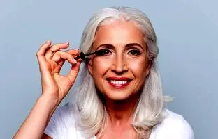 ترفندهای آرایشی جوان تر شدن چهره برای خانم های مسن و میانسال