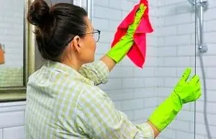 آموزش شستشو و تمیزکردن شیشه کابین حمام