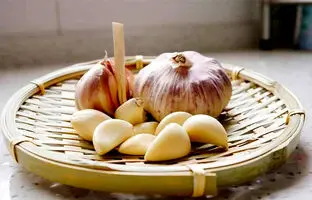 ۷ ترفند طلایی برای پوست کندن سیر خشک؛ سریع و ساده
