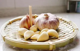 ۷ ترفند طلایی برای پوست کندن سیر خشک؛ سریع و ساده
