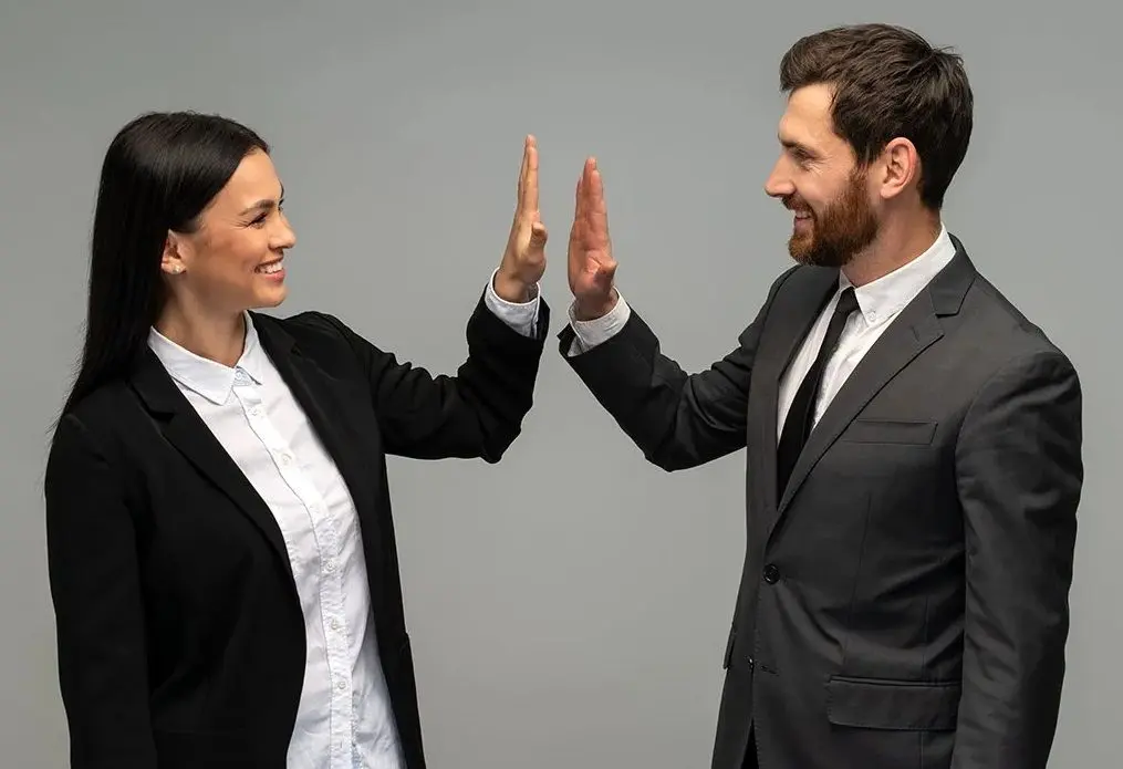 10 زبان بدن رایج و معانی آنها که باید بدانید