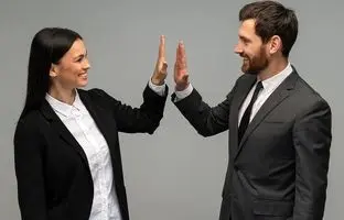 10 زبان بدن رایج و معانی آنها که باید بدانید