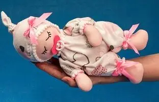 (ویدئو) آموزش عروسک سازی: این عروسک بامزه نوزاد خوابیده رو با پارچه درست کن