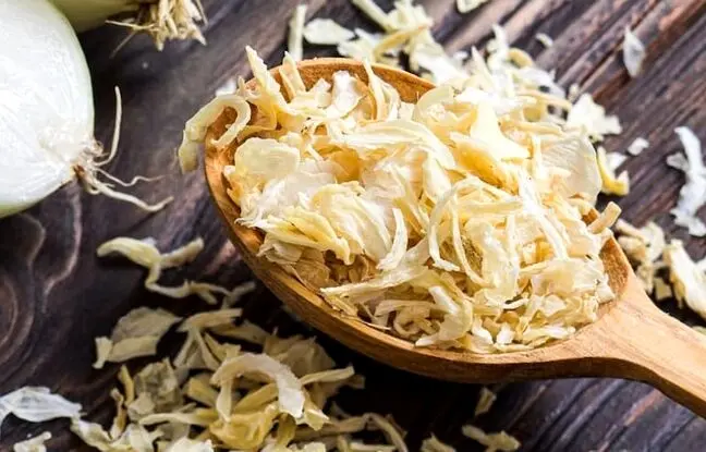 (ویدئو) چگونه با وسایل ساده و ارزان یک رنده پیاز زیبا در خانه بسازیم؟