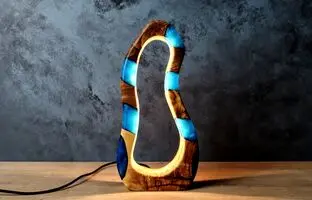 (ویدئو) اگه نجاری بلدی با یه تیکه چوب و اپوکسی این چراغ شبخواب مدرن رو بساز