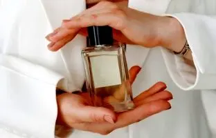 6 عطر دل انگیز کهربایی برای خانم ها و آقایان باسلیقه