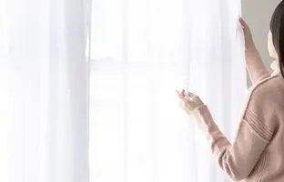 5 ترفند ساده و حیرت‌انگیز برای شستن پرده در خانه تکانی
