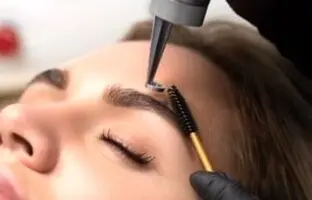 نحوه پاک کردن هاشور و سایه ابرو در خانه
