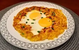 (ویدئو) سیب زمینی تخم مرغ رو به این روش متفاوت درست کن، مثل پیتزا