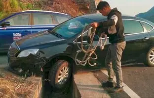 (ویدئو) راهکار خلاقانه برای بیرون کشیدن خودرو از جوی آب