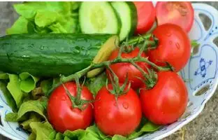 (ویدئو) ترفند عالی برای نگهداری طولانی‌ مدت خیار و گوجه