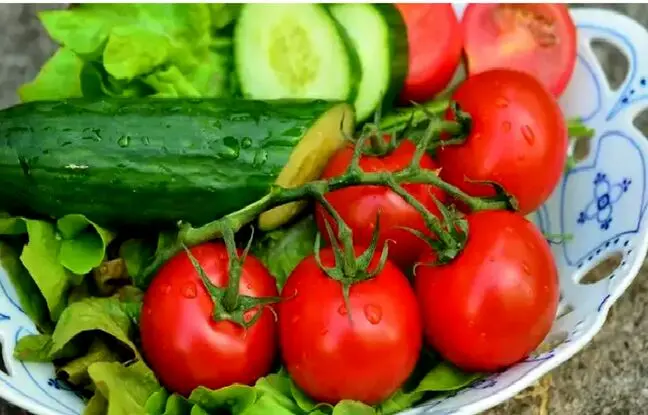(ویدئو) ترفند عالی برای نگهداری طولانی‌ مدت خیار و گوجه