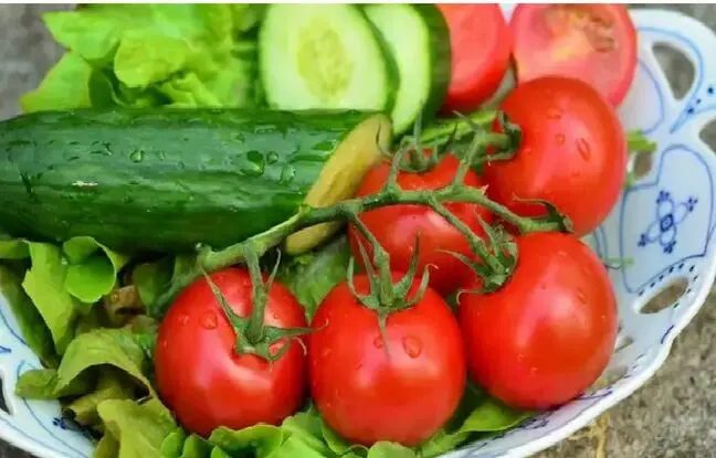 (ویدئو) ترفند عالی برای نگهداری طولانی‌ مدت خیار و گوجه