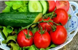 (ویدئو) ترفند عالی برای نگهداری طولانی‌ مدت خیار و گوجه