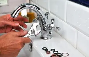 (ویدئو) یک روش خلاقانه و ساده برای تعمیر مغزی شیر آب