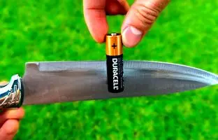 (ویدئو) روشی خلاقانه برای تیز کردن چاقو با کمک باتری قلمی 1.5 ولتی