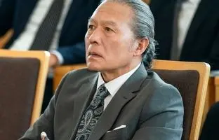 (تصاویر) تیپ و ژست پدر دونگ یی بیرون سریال