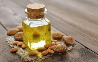هر آنچه درباره روغن بادام باید بدانید؛ از تفاوت روغن بادام شیرین و تلخ تا خواص شگفت انگیز آن