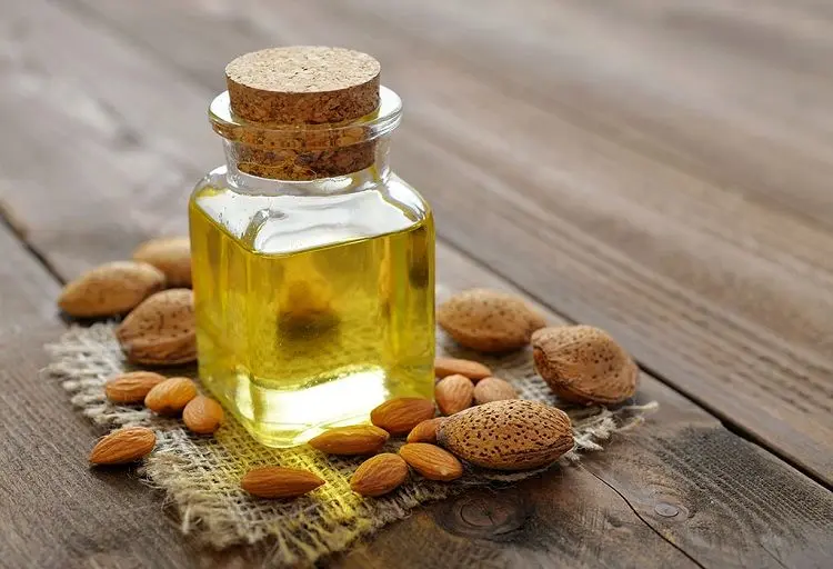 هر آنچه درباره روغن بادام باید بدانید؛ از تفاوت روغن بادام شیرین و تلخ تا خواص شگفت انگیز آن
