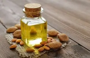 هر آنچه درباره روغن بادام باید بدانید؛ از تفاوت روغن بادام شیرین و تلخ تا خواص شگفت انگیز آن