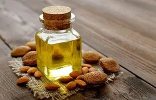 هر آنچه درباره روغن بادام باید بدانید؛ از تفاوت روغن بادام شیرین و تلخ تا خواص شگفت انگیز آن
