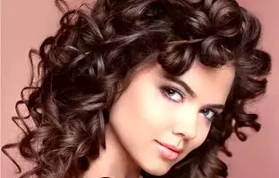 ۹ روش خانگی و ساده برای فر کردن مو