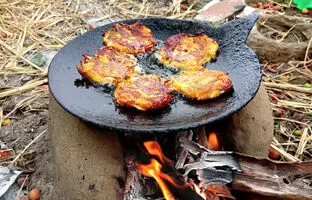 (ویدئو) نحوه تهیه یک غذای سنتی با سیب زمینی در روستاهای دور افتاده هند