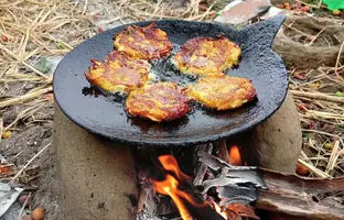 (ویدئو) نحوه تهیه یک غذای سنتی با سیب زمینی در روستاهای دور افتاده هند