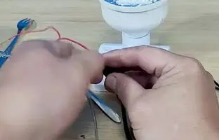 (ویدئو) نحوه تعمیر آسان لامپ های LED با یک چنگال فولادی!